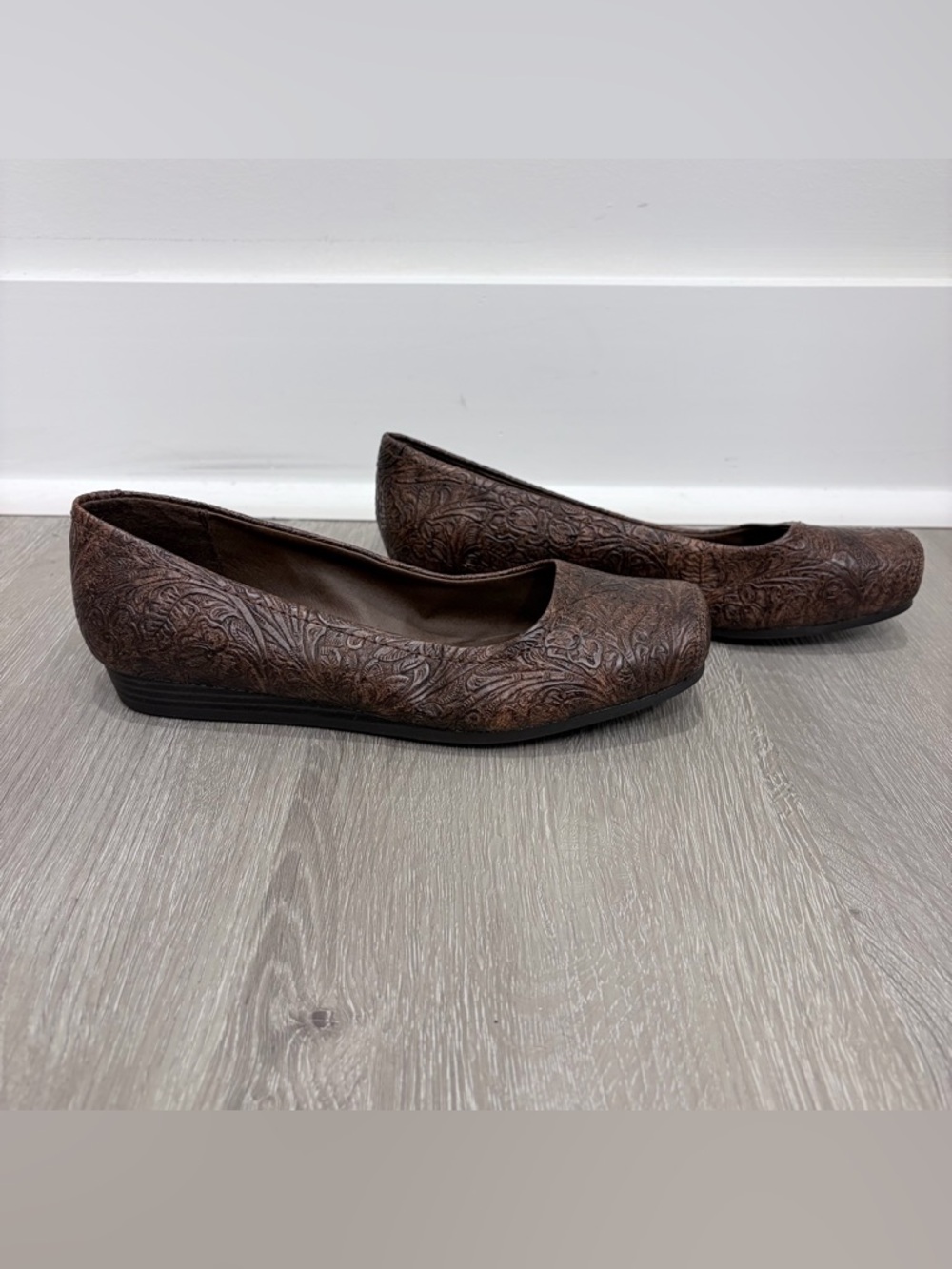 Yüu Impress Brown Embossed Paisley Floral Comfort Flats Shoes Womens 7.5 Wide - Picture 3 of 9